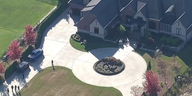 Biznesmeni i njohur, i pozicionuar para rezidencës së tij luksoze me vlerë 1.9 milion dollarë, përballet me një sulm të armatosur në plena ditë.