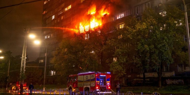 Bombardimet ruse në Kiev, 2 milion ukrainas pa furnizim me ujë, infrastruktura energjetike përsëri e prekur.