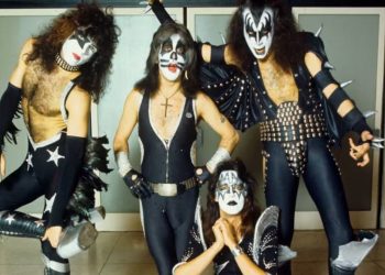 Bota e rock-ut në pikëllim, ngushëllohet për ndarjen nga jeta të kitaristit dhe bashkëthemeluesit të Kiss, në moshën 74-vjeçare.