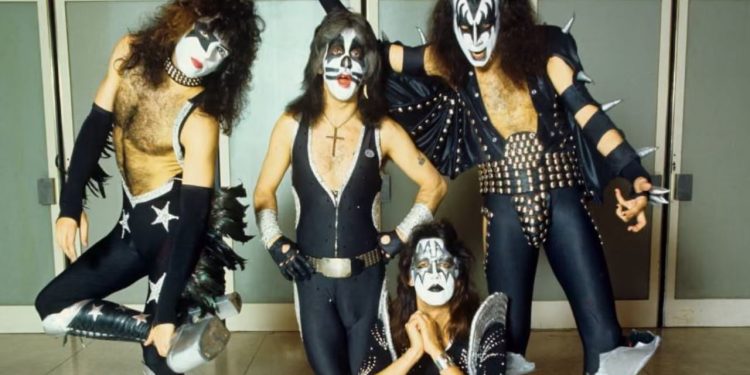 Bota e rock-ut në pikëllim, ngushëllohet për ndarjen nga jeta të kitaristit dhe bashkëthemeluesit të Kiss, në moshën 74-vjeçare.
