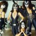 Bota e rock-ut në pikëllim, ngushëllohet për ndarjen nga jeta të kitaristit dhe bashkëthemeluesit të Kiss, në moshën 74-vjeçare.