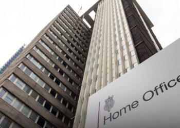 Britani: Shqiptari që kaloi 26 vite në gjyqe, mashtron për pasaportën e tij britanike. Vendimi i gjykatës zbulohet.
Një emigrant shqiptar, i cili ka kaluar një periudhë të gjatë në luftë ligjore dhe ka mashtruar Ministrinë e Brendshme britanike për identitetin e tij, ka arritur të sigurojë të drejtën për të qëndruar në Mbretërinë e Bashkuar pas një betejë ligjore 26-vjeçare.