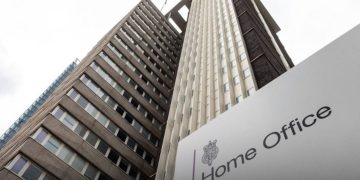 Britani: Shqiptari që kaloi 26 vite në gjyqe, mashtron për pasaportën e tij britanike. Vendimi i gjykatës zbulohet.
Një emigrant shqiptar, i cili ka kaluar një periudhë të gjatë në luftë ligjore dhe ka mashtruar Ministrinë e Brendshme britanike për identitetin e tij, ka arritur të sigurojë të drejtën për të qëndruar në Mbretërinë e Bashkuar pas një betejë ligjore 26-vjeçare.