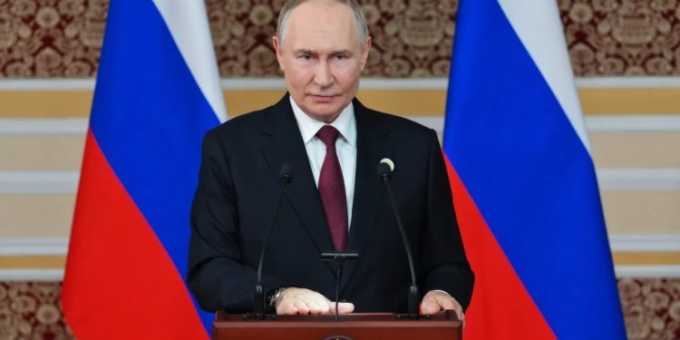 Britania, Franca dhe Gjermania bashkëpunojnë: Pasuritë ruse të shfrytëzohen për të ndihmuar Ukrainën, ndërsa Belgjika shpreh dyshime.