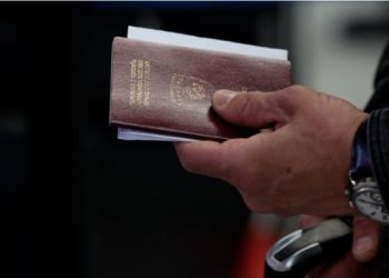 Britania vendos sanksione ndaj bandës nga Kosova për akuzat e falsifikimit të dokumenteve për kontrabandistë njerëzish.