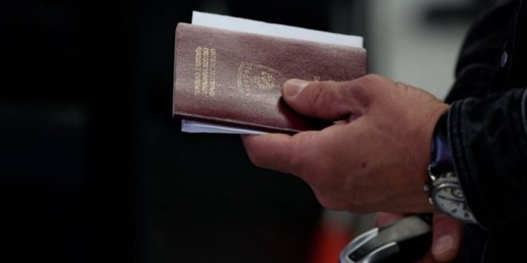 Britania vendos sanksione ndaj bandës nga Kosova për akuzat e falsifikimit të dokumenteve për kontrabandistë njerëzish.