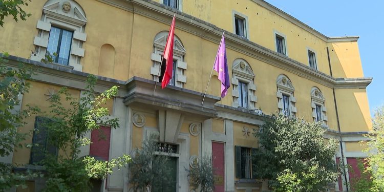 “Bujqësia”, abuzime në miliona/ Zbulohen shkeljet e zyrtarëve të Ministrisë, miliona lekë për motorë dhe veshje për veterinerët