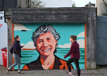 Catherine Connolly arrin një fitore të spikatur në zgjedhjet presidenciale të Irlandës.