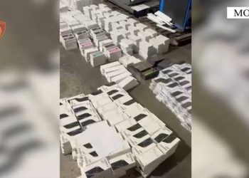 Celularë dhe ilaçe me vlerë mbi 54 milionë lekë janë sekuestruar në Morinë, ndërsa dy individë janë arrestuar.