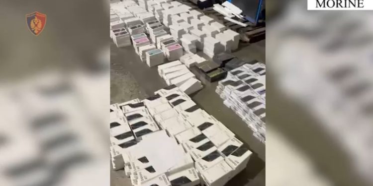 Celularë dhe ilaçe me vlerë mbi 54 milionë lekë janë sekuestruar në Morinë, ndërsa dy individë janë arrestuar.