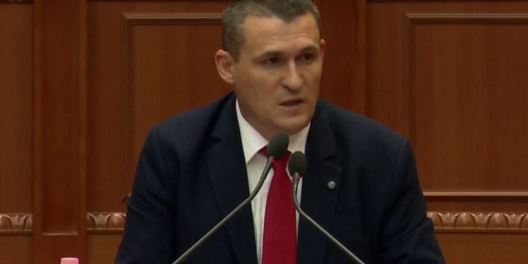 “Çfarë çoi në skenën e show-t gjatë arrestimit të Ilir Metës?”/ Dumani i reagon Blushit: Nuk ishte në kompetencën tonë