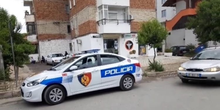 Çifti në Devoll arrestohet pas zbuluar 5.8 kg kanabis në apartamentin e tyre