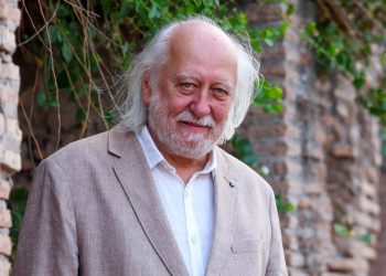 “Çmimi Nobel për letërsi i jepet shkrimtarit hungarez László Krasznahorkai, i cili riafirmon fuqinë e artit në një kohë të mbushur me kaos.”