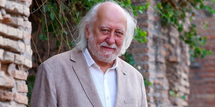 “Çmimi Nobel për letërsi i jepet shkrimtarit hungarez László Krasznahorkai, i cili riafirmon fuqinë e artit në një kohë të mbushur me kaos.”