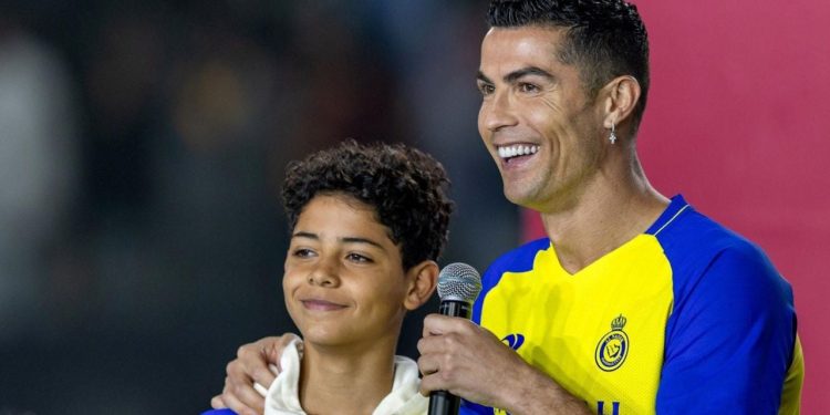 Cristiano Ronaldo Jr. ndjek shembullin e babait të tij, i bashkohet për herë të parë ekipit të rinjve të kombëtares portugeze.