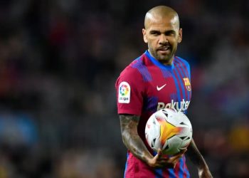 Dani Alves “bën marrëveshje me Zotin”: Nga burgu në lider të lutjeve