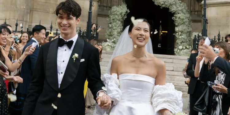 “Dasma e vitit”: Pasardhësi i njohur i shtëpisë së modës braktisi beqarinë në moshën 20 vjeçare, duke organizuar një event luksoz (Fotot)