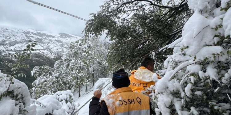 Dëbora dhe erërat e forta shkaktojnë shqetësime në furnizimin elektrik, 20 familje në Kukës pa energji elektrike.