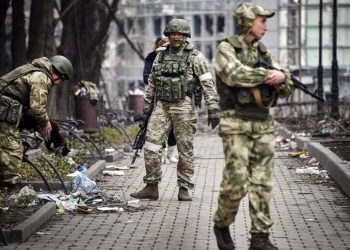 Dënime me ekzekutime, tortura dhe “duele gladiatorësh” në stilin e Romës antike: këto janë metodat që komandantët përdorin për të ndëshkuar ushtarët rusë që abandonojnë frontin.