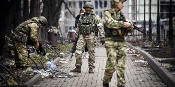 Dënime me ekzekutime, tortura dhe “duele gladiatorësh” në stilin e Romës antike: këto janë metodat që komandantët përdorin për të ndëshkuar ushtarët rusë që abandonojnë frontin.