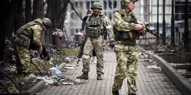 Dënime me ekzekutime, tortura dhe “duele gladiatorësh” në stilin e Romës antike: këto janë metodat që komandantët përdorin për të ndëshkuar ushtarët rusë që abandonojnë frontin.