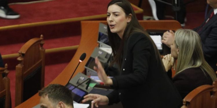 Deputetja Zegjine Çaushi kritikon opozitën: Mos përdorni gjuhë vulgare në Kuvend