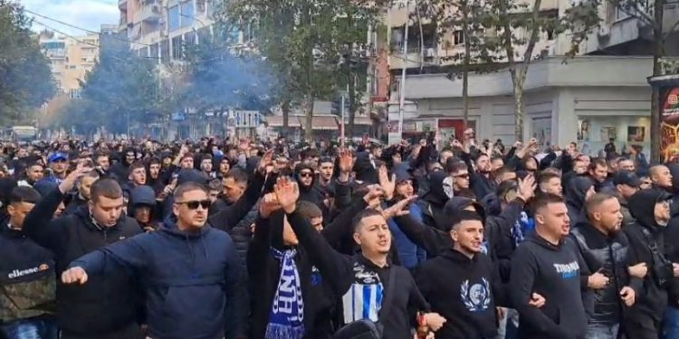 Derbi mes Tiranës dhe Partizanit, tifozët e bardheblu nisen për në stadium.