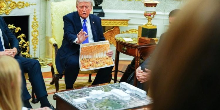 Dhoma e ballos prej 300 milion dollarësh e Trumpit, presidenti shkarkon anëtarët e komisionit që vlerësojnë projektet arkitektuare të Shtëpisë së Bardhë.