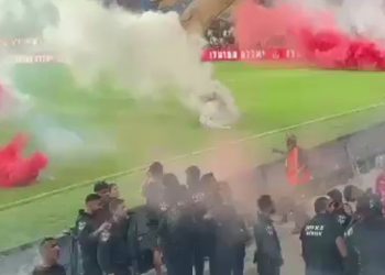 Dhunë në Tel Aviv/ Ndeshja derbi mes Hapoel dhe Maccabi e anuluar pas incidentit, tifozët hedhin fishekzjarrë dhe lëndojnë policët