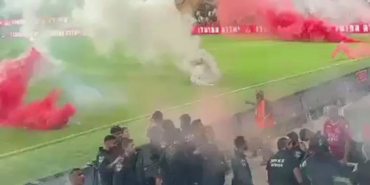 Dhunë në Tel Aviv/ Ndeshja derbi mes Hapoel dhe Maccabi e anuluar pas incidentit, tifozët hedhin fishekzjarrë dhe lëndojnë policët