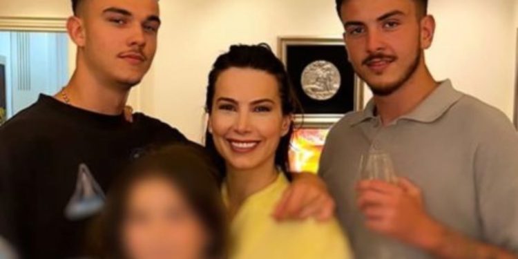 Dhunimi i policit në detyrë: Njëri nga djemtë e Valbona Selimllarit mbahet në burg, kurse tjetri në procedurë ‘detyrim paraqitje’