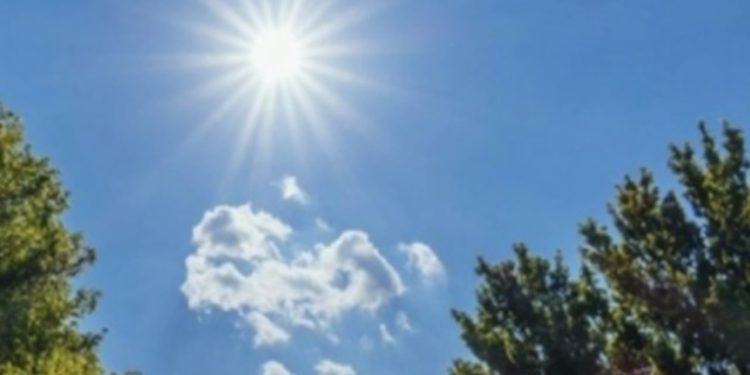 Dielli, koke-vranësira dhe temperatura që arrijnë deri në 20 gradë Celsius, parashikimi i motit për këtë ditë.