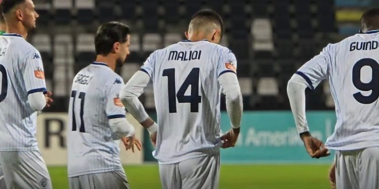 Dinamo triumfon në derbin, mposht Partizanin me dy gola dhe ngushton diferencën me kreun.