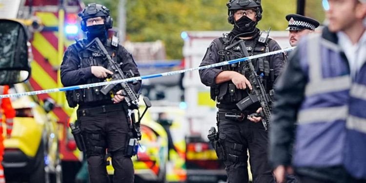 Disa persona u plagosën me thikë, ndërsa autori mori një automjet…/ Publikohet momenti i neutralizimit të sulmuesit në Mançester.