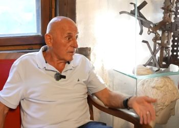 Djali i Teme Sejkos tregon përjetimet e tij në një intervistë ekskluzive në TCH: Isha 12 vjeç kur babai im u ekzekutua. Tragjeditë vazhduan me vëllain dhe mamanë. Takimi me Lubonjën pas daljes nga burgu në Spaç.