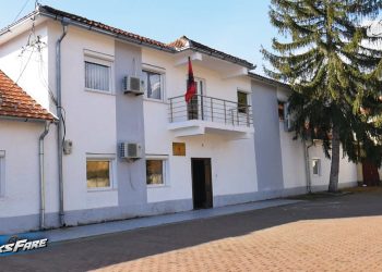 Djali i drejtoreshës së ZVA-së kërcënon mësuesin për një postim në Facebook: 'Nëse nuk vjen në orën 6, s’mbaj përgjegjësi...'