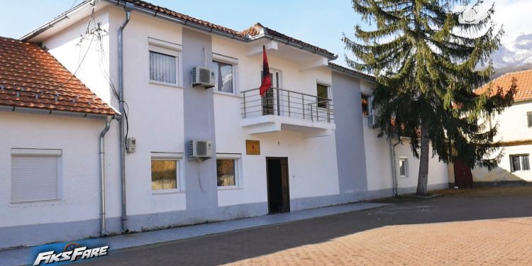 Djali i drejtoreshës së ZVA-së kërcënon mësuesin për një postim në Facebook: 'Nëse nuk vjen në orën 6, s’mbaj përgjegjësi...'