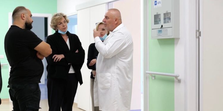 Djegie të rënda për një 6-vjeçare nga Maliqi pas një zjarri në shtëpi, e reja transportohet në QSUT, ministrja e Shëndetësisë i bën vizitë.