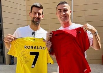 Djokoviç dhe Ronaldo, dy ikona të sporteve të tyre, shkëmbejnë dhurata në një foto.
