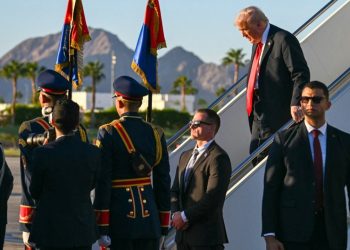 Donald Trump arrin në Egjipt për samitin e rëndësishëm, ja cilët liderë globalë do të jenë të pranishëm.