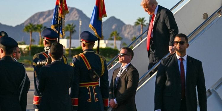 Donald Trump arrin në Egjipt për samitin e rëndësishëm, ja cilët liderë globalë do të jenë të pranishëm.