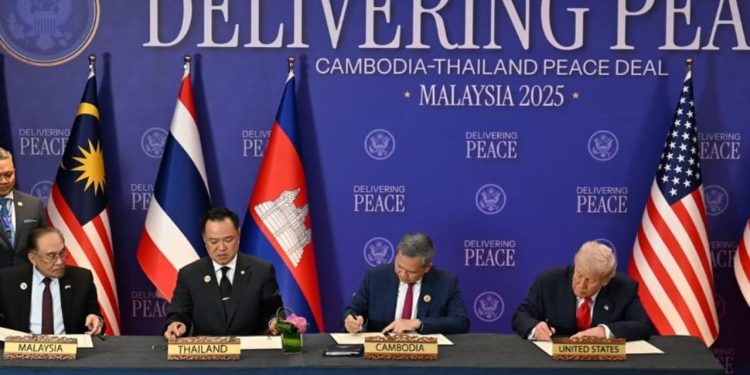 Donald Trump fillon turneun e tij në Azi, angazhohet në marrëveshjen për paqe mes Tailandës dhe Kamboxhias, dhe pritet me interes takimi me Xi Jinping.