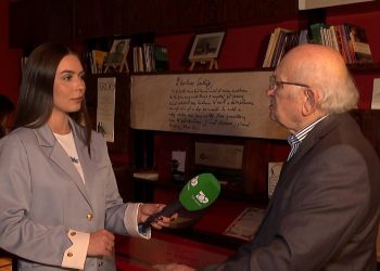 Dorëshkrimet e Dritëro Agollit/ Pjesë origjinale nga vepra “Shkëlqimi dhe rënia e shokut Zylo” janë në ekspozitë.