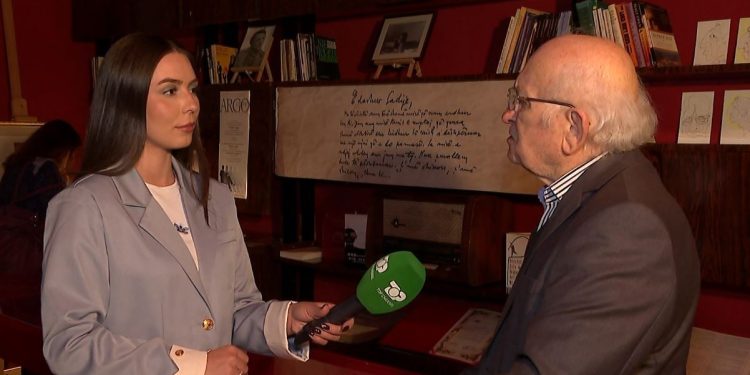 Dorëshkrimet e Dritëro Agollit/ Pjesë origjinale nga vepra “Shkëlqimi dhe rënia e shokut Zylo” janë në ekspozitë.