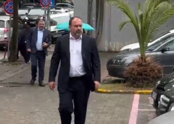 Dosja 5D/ Arbjan Mazniku paraqitet si dëshmitar para Gjykatës së Posaçme, në thirrjen e SPAK-ut; deklaratat e tij gjatë seancës gjyqësore: Verifikimet kryhen…