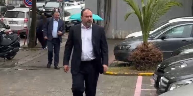 Dosja 5D/ Arbjan Mazniku paraqitet si dëshmitar para Gjykatës së Posaçme, në thirrjen e SPAK-ut; deklaratat e tij gjatë seancës gjyqësore: Verifikimet kryhen…