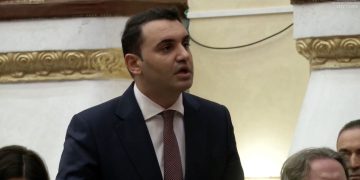 Drejtuesit e institucioneve të drejtësisë në raportim, Këlliçi drejton pyetje: Pse nuk na lejoni të pyesim? Ata nuk janë sekretarë të deputetëve.