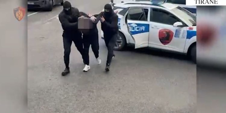 Drogë dhe armë gjahu, dy persona të arrestuar në aksin “Nikël-Fushë Krujë”, konfiskohen 10 kg kanabis.