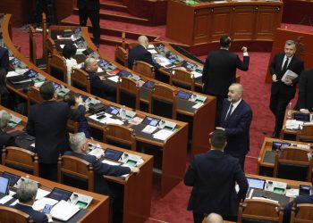 Duman dhe Çela raportojnë në Kuvend, zbulohet marrëveshja Balla-Këlliçi për pyetjen ndaj udhëheqësve të institucioneve të pavarura.