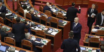 Duman dhe Çela raportojnë në Kuvend, zbulohet marrëveshja Balla-Këlliçi për pyetjen ndaj udhëheqësve të institucioneve të pavarura.